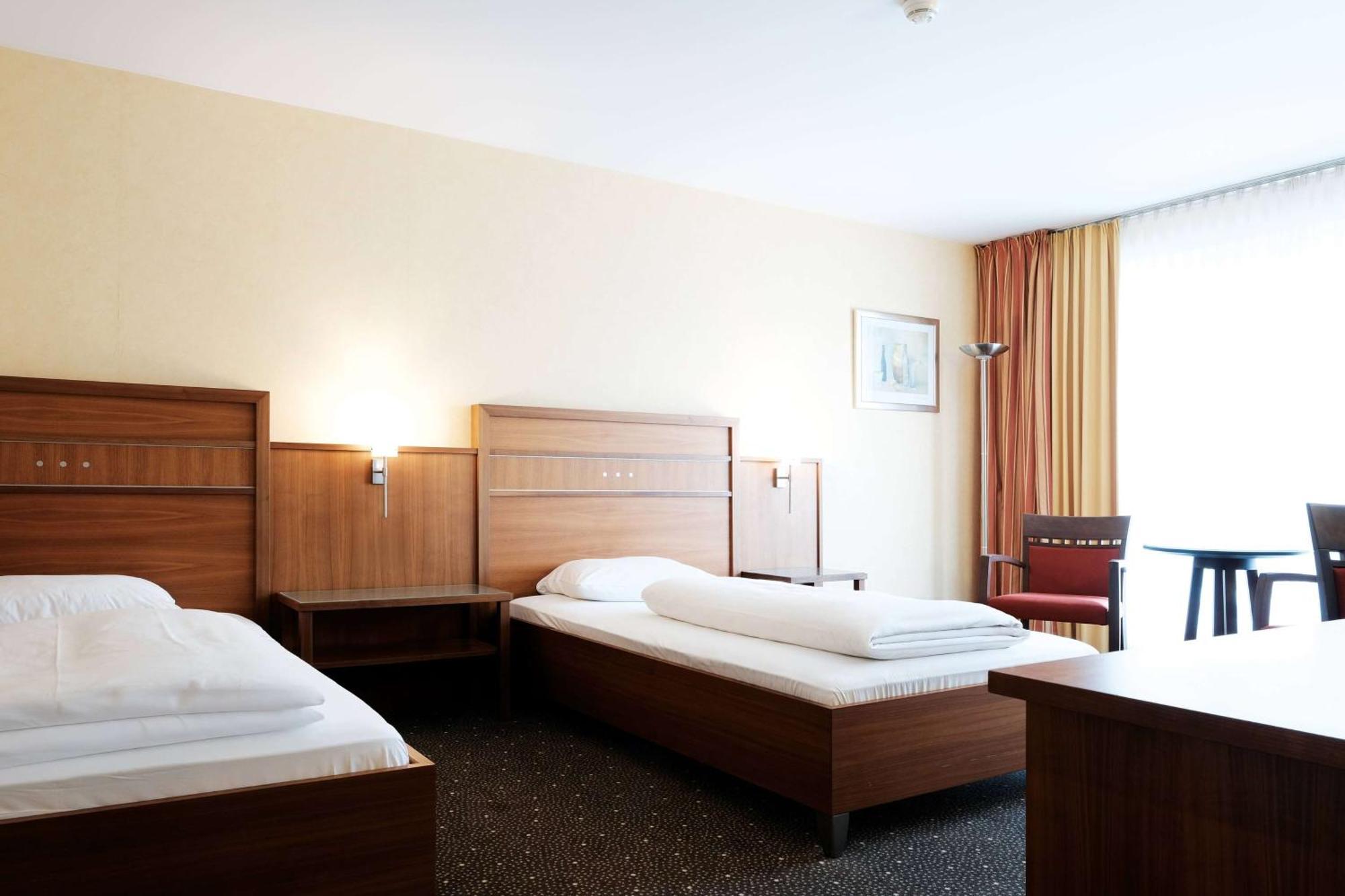Ramada By Wyndham Duesseldorf Ratingen Hotel Exterior foto
