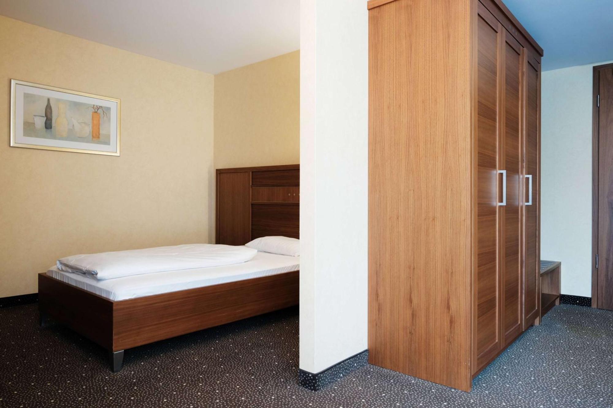 Ramada By Wyndham Duesseldorf Ratingen Hotel Exterior foto