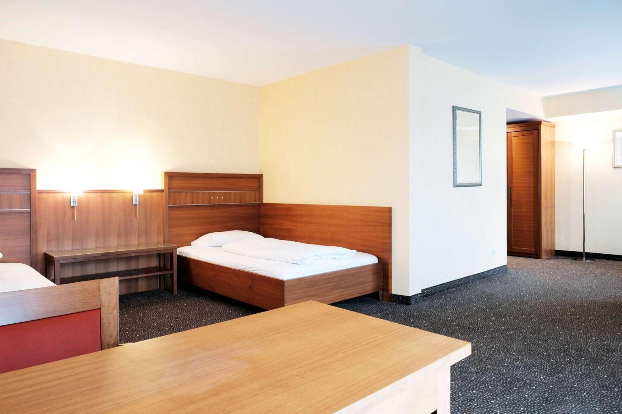 Ramada By Wyndham Duesseldorf Ratingen Hotel Exterior foto