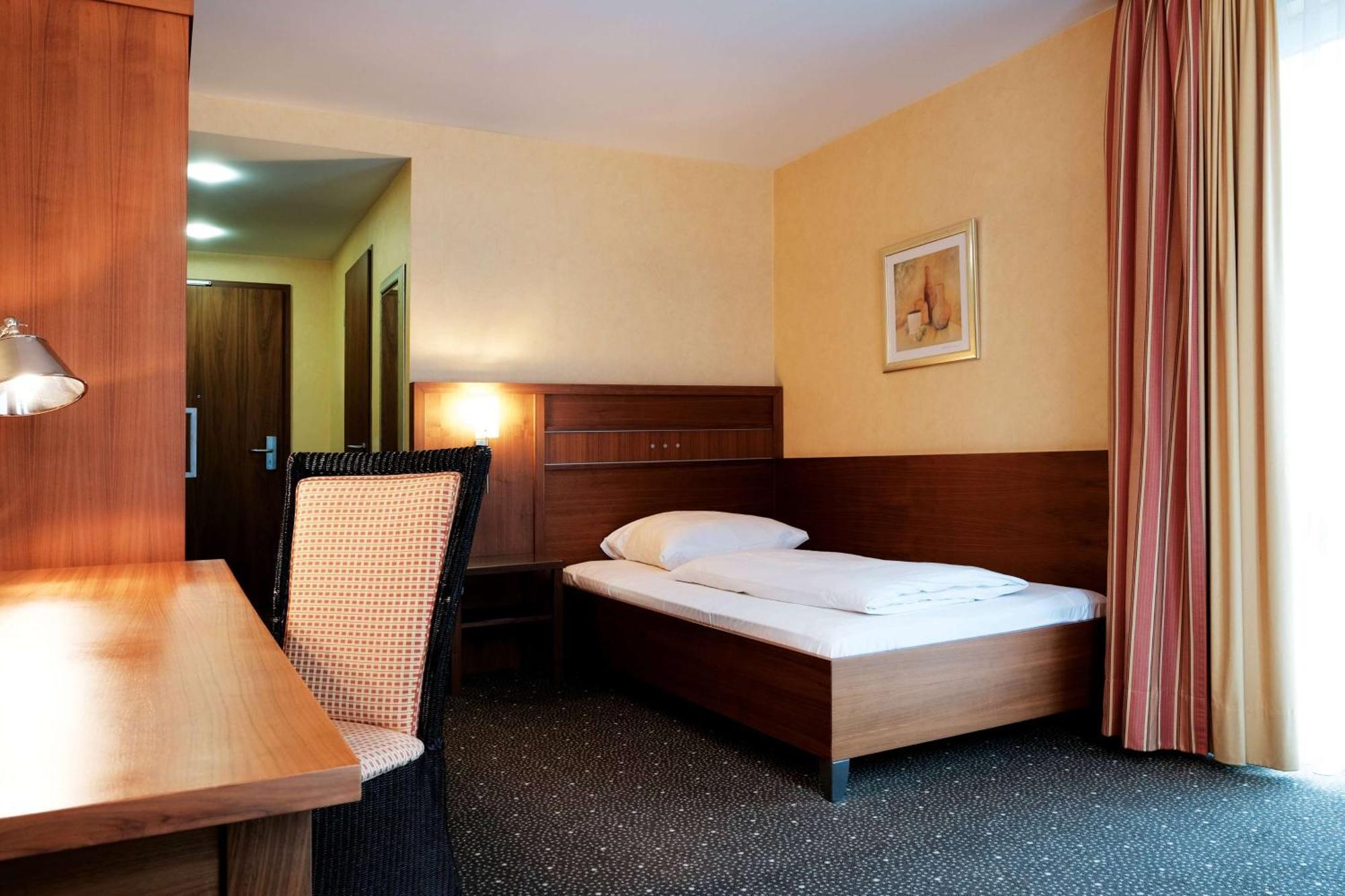 Ramada By Wyndham Duesseldorf Ratingen Hotel Exterior foto